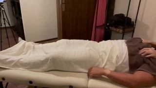 何も知らずに来たお客様にエッチなことをしていく。