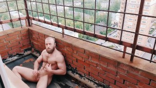 Мужик дрочит на балконе 17-го этажа во время карантина