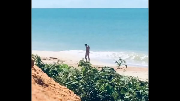 Meu amigo me flagrou punhetando na praia.