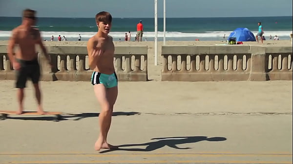 Twink dancing in the beach with speedo bulge / Novinho dançando sunga na praia