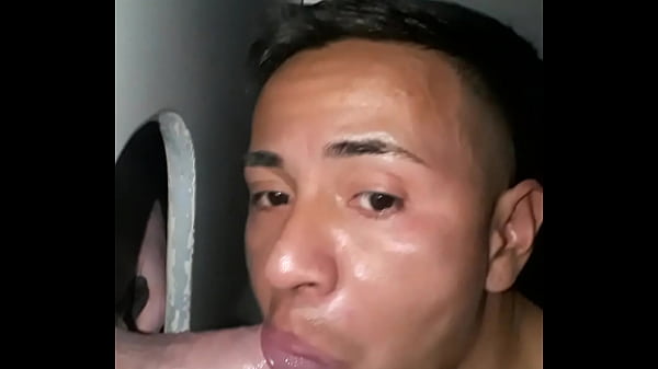 Chupando polla en Glory hole boyberry Madrid