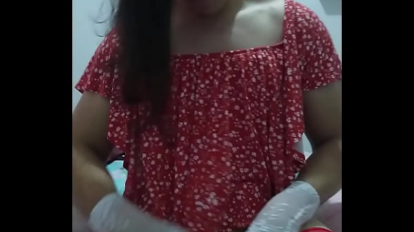 Femboy de cabelos compridos mostrando o cuzinho