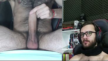 Miren esa cara de placer! Gay Argentino masturbandose y eyaculando gran carga.